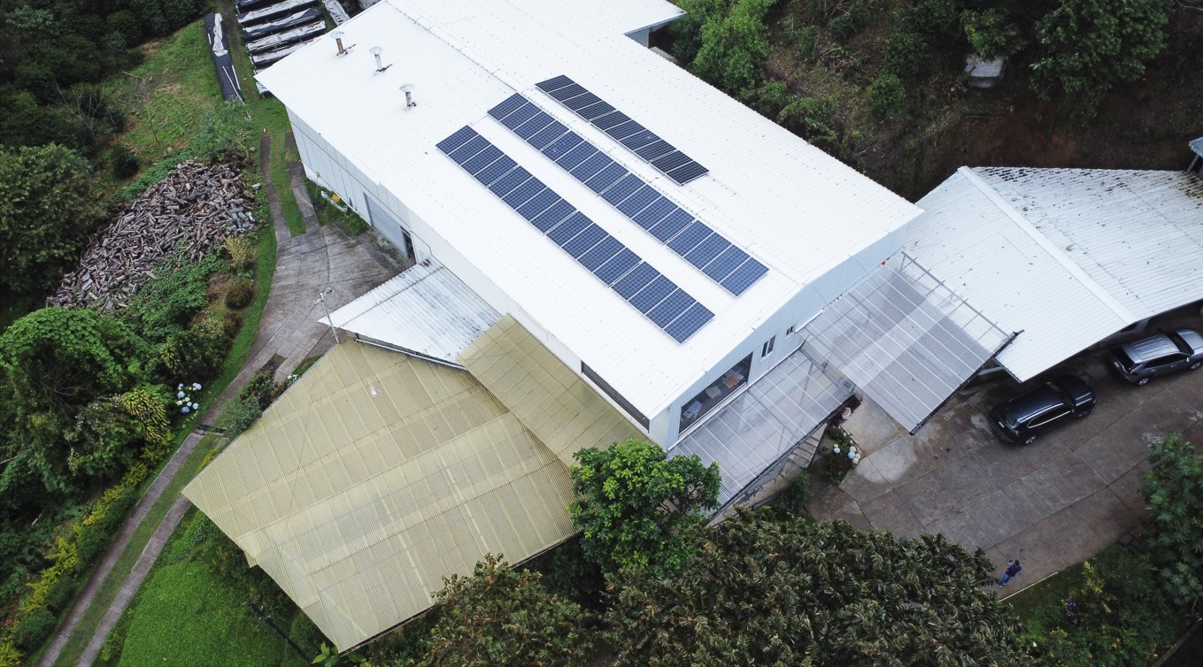 “La Casa de las Baterías” trae energía renovable con sus paneles solares de alto rendimiento.JPG